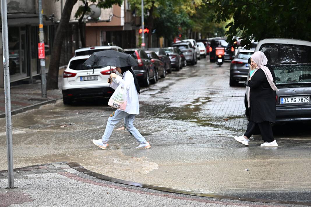 İstanbul’da sağanak etkisini gösterdi: Bahçe duvarı yıkıldı, ev sular altında kaldı 14